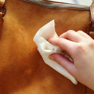 Tas-schoonmaken-e1630330730148 Roos Cadeaus - Schoonmaken leder soorten